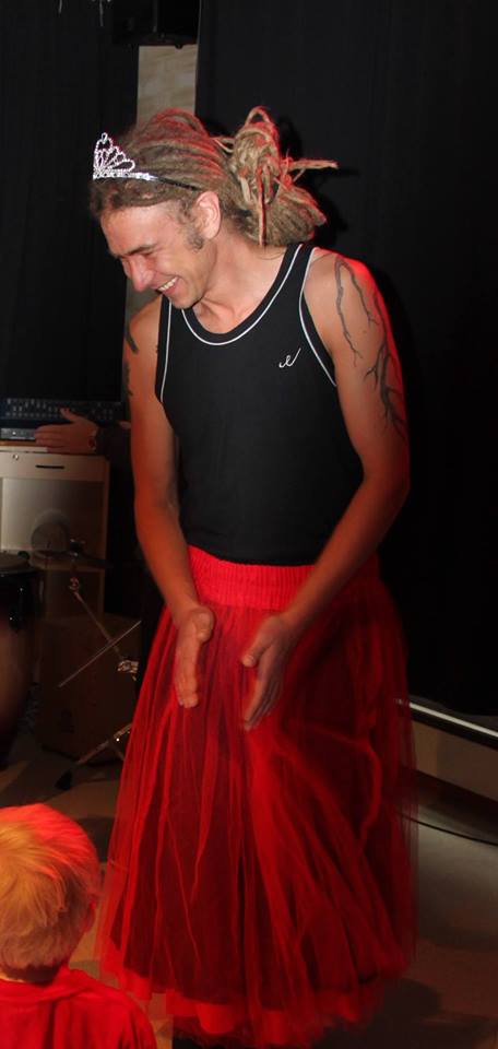 Stig er hovedlærer for musikkleken