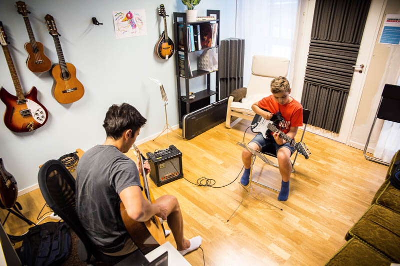 Emil rocker med gitarlærer Thomas.